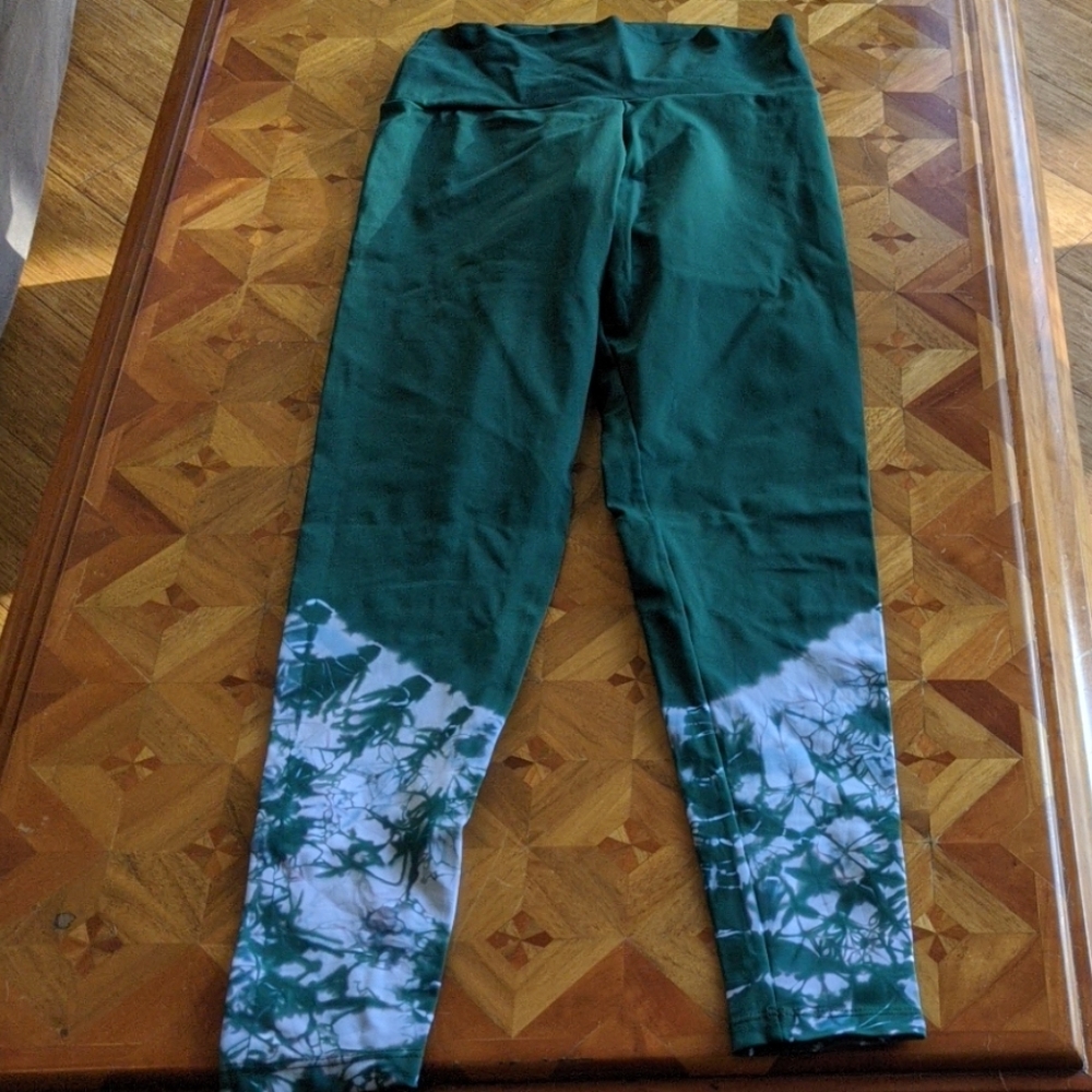 Liquido emerald green tie-dye compression leggings